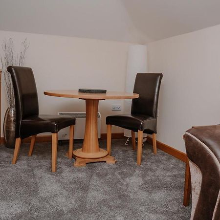Lovely New 1 Bedroom Loft Apartment With On Drive Parking Trowbridge Bagian luar foto