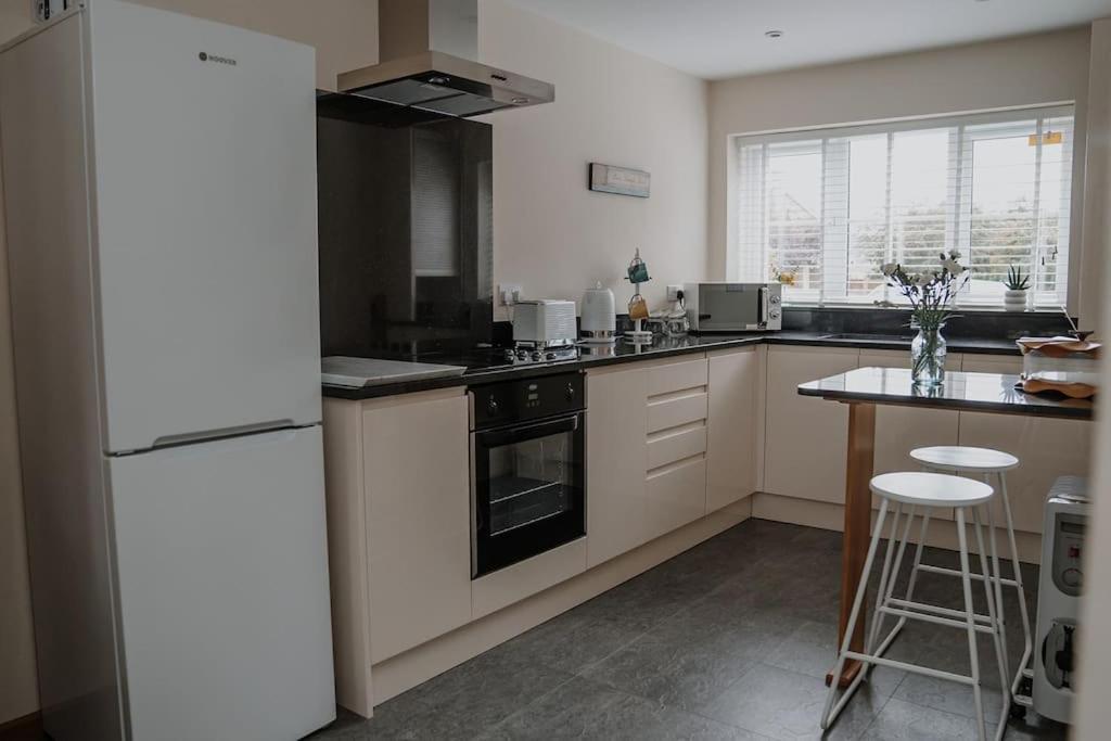 Lovely New 1 Bedroom Loft Apartment With On Drive Parking Trowbridge Bagian luar foto