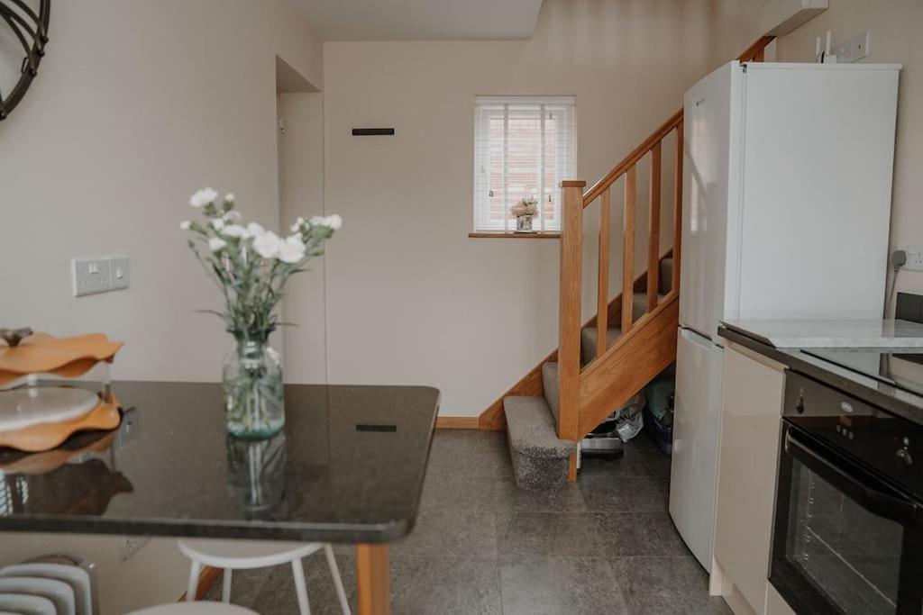 Lovely New 1 Bedroom Loft Apartment With On Drive Parking Trowbridge Bagian luar foto