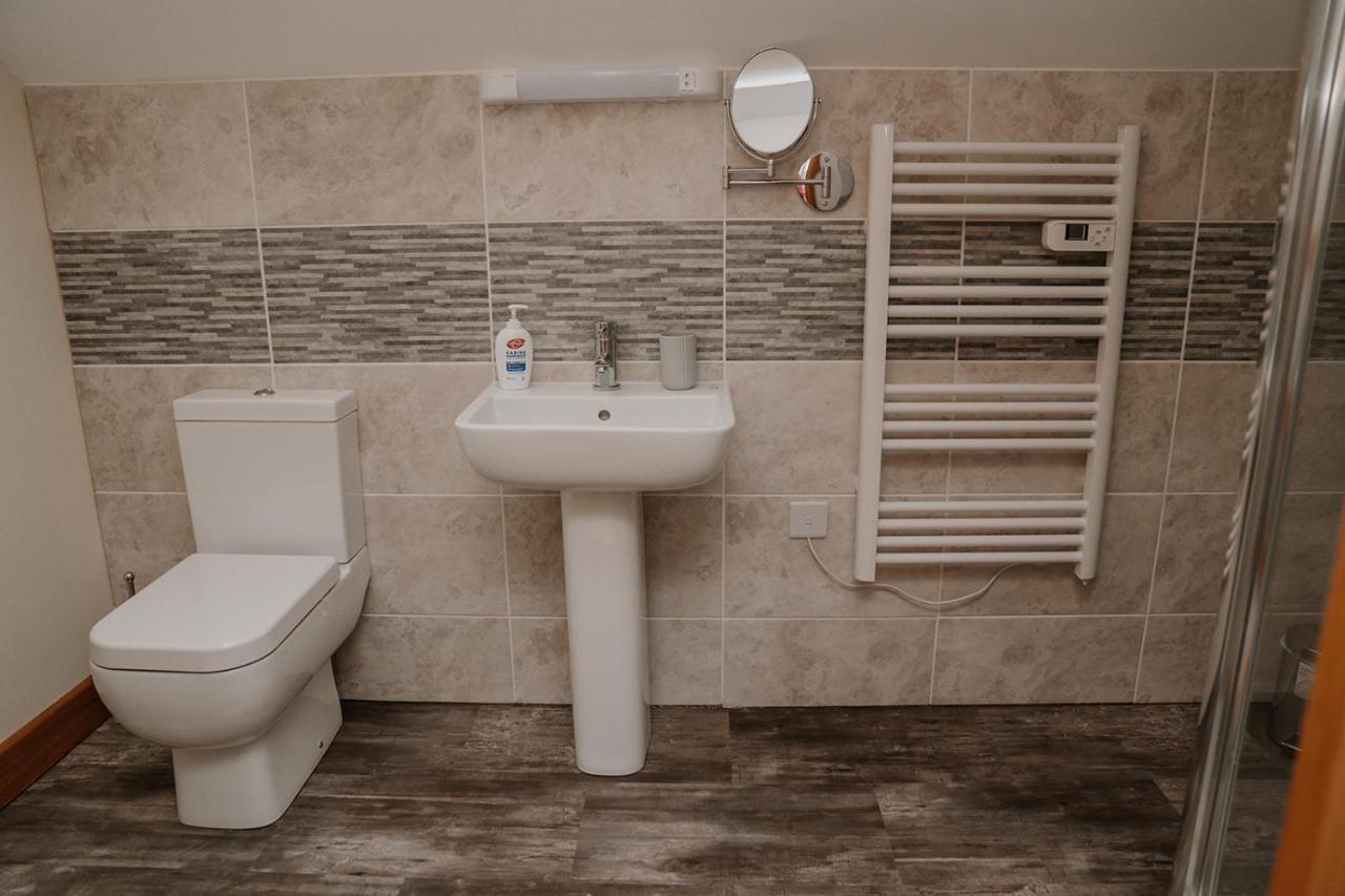 Lovely New 1 Bedroom Loft Apartment With On Drive Parking Trowbridge Bagian luar foto