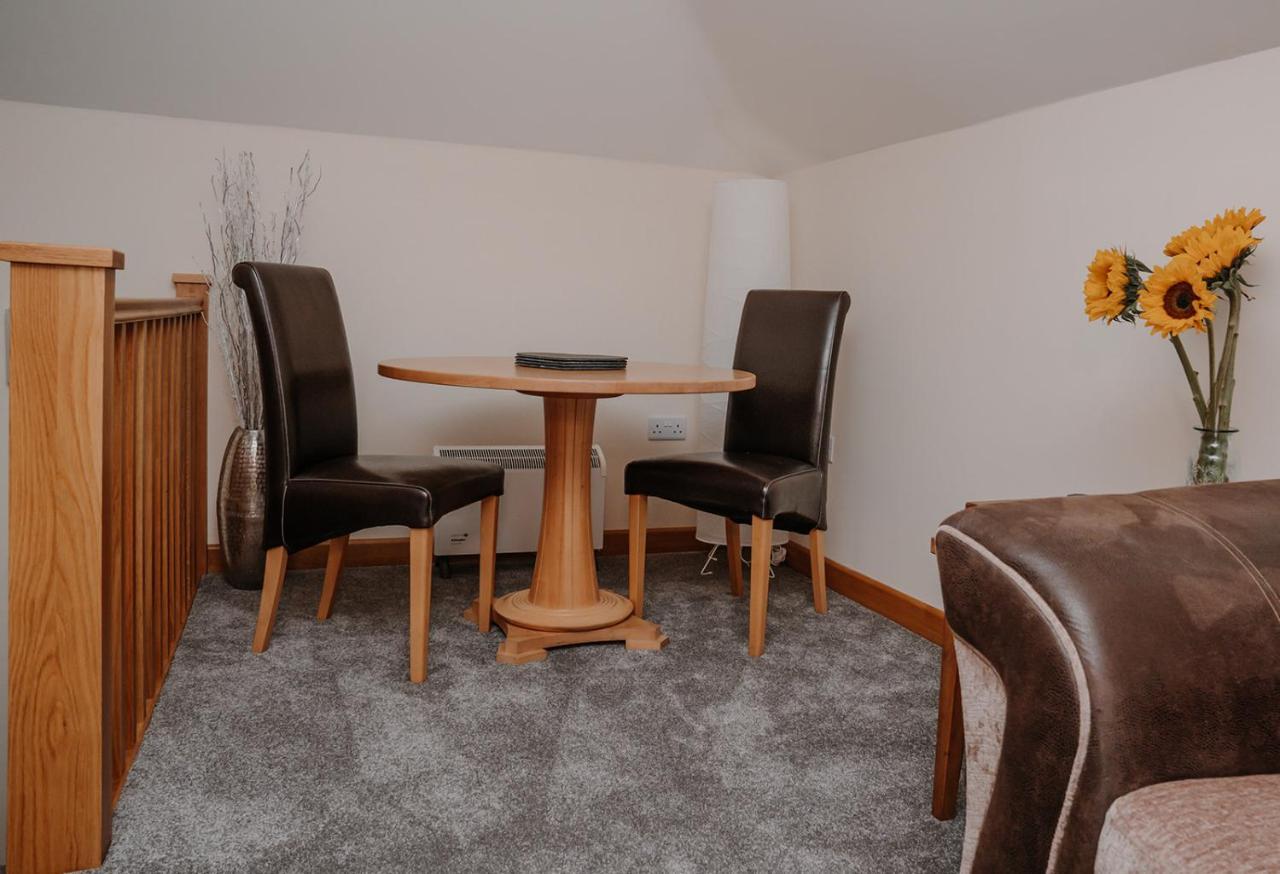 Lovely New 1 Bedroom Loft Apartment With On Drive Parking Trowbridge Bagian luar foto