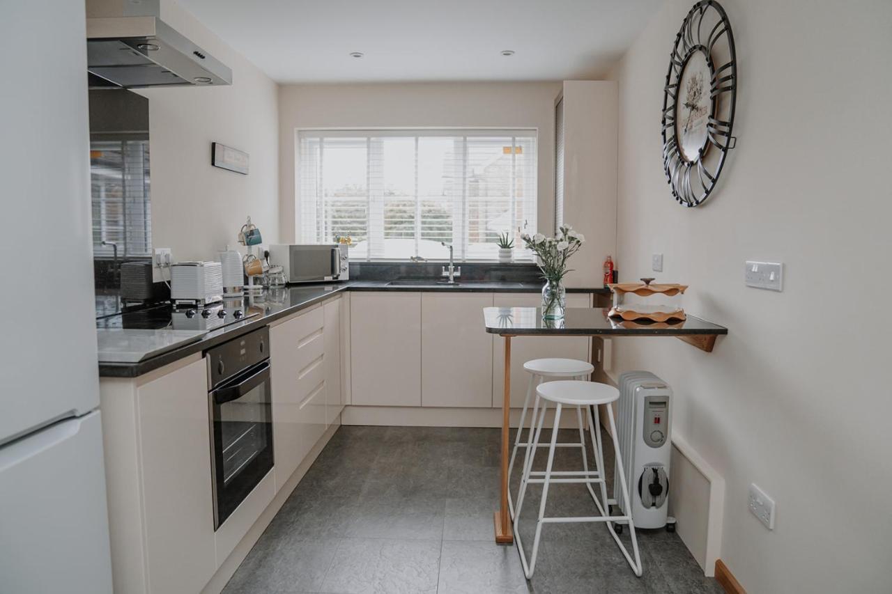 Lovely New 1 Bedroom Loft Apartment With On Drive Parking Trowbridge Bagian luar foto