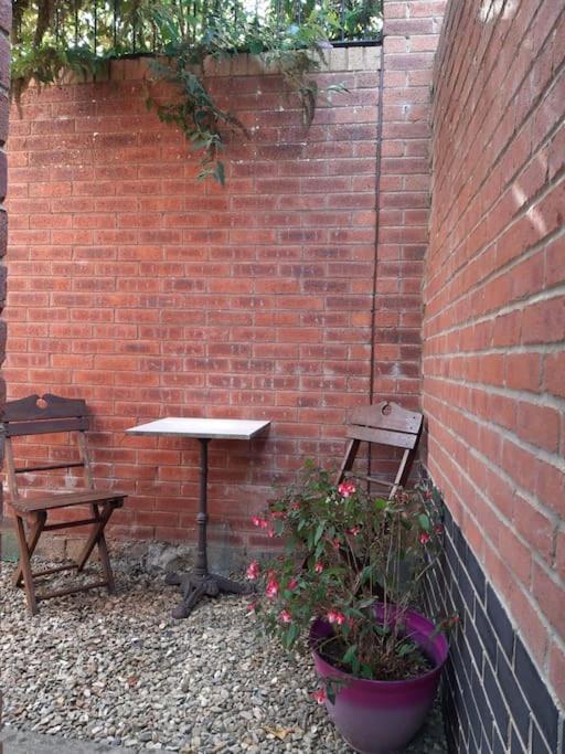 Lovely New 1 Bedroom Loft Apartment With On Drive Parking Trowbridge Bagian luar foto