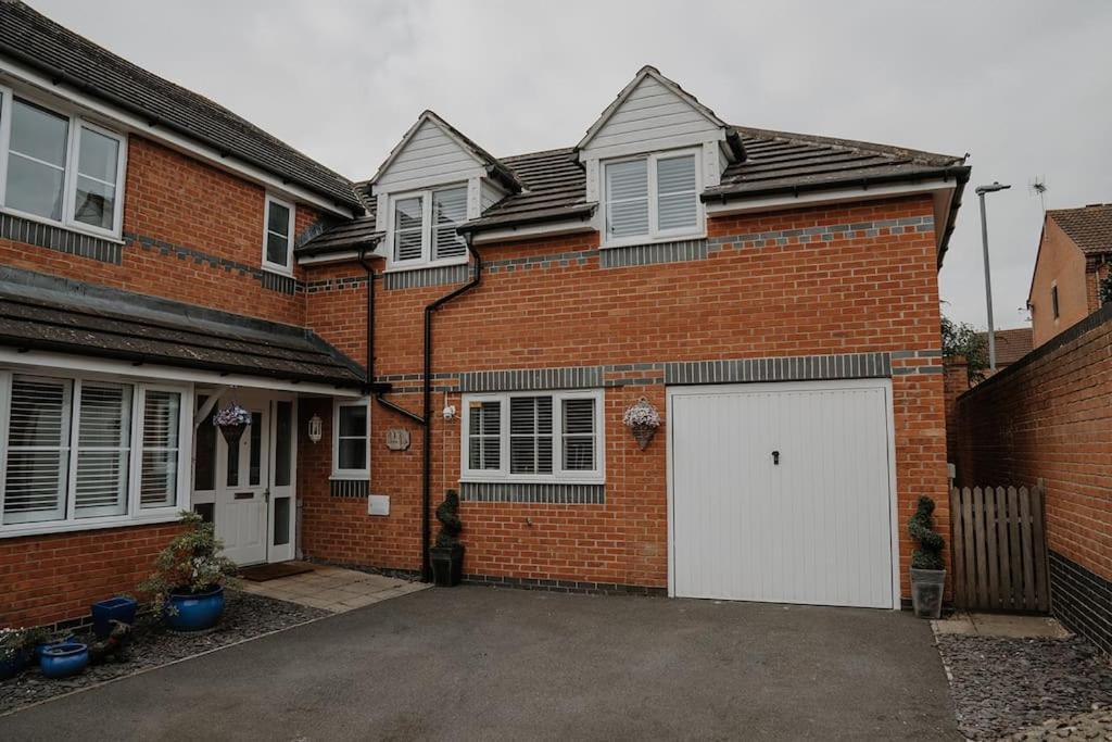 Lovely New 1 Bedroom Loft Apartment With On Drive Parking Trowbridge Bagian luar foto