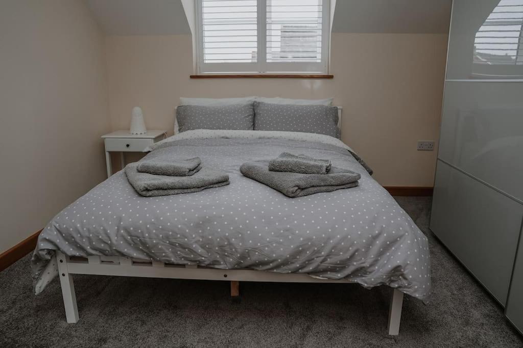 Lovely New 1 Bedroom Loft Apartment With On Drive Parking Trowbridge Bagian luar foto
