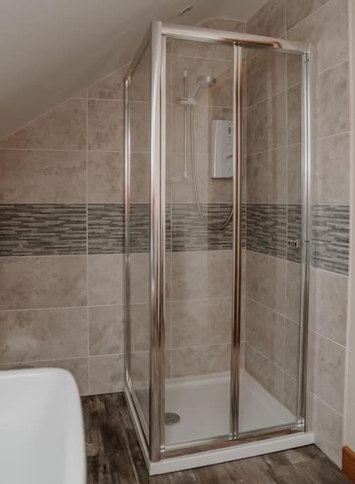 Lovely New 1 Bedroom Loft Apartment With On Drive Parking Trowbridge Bagian luar foto