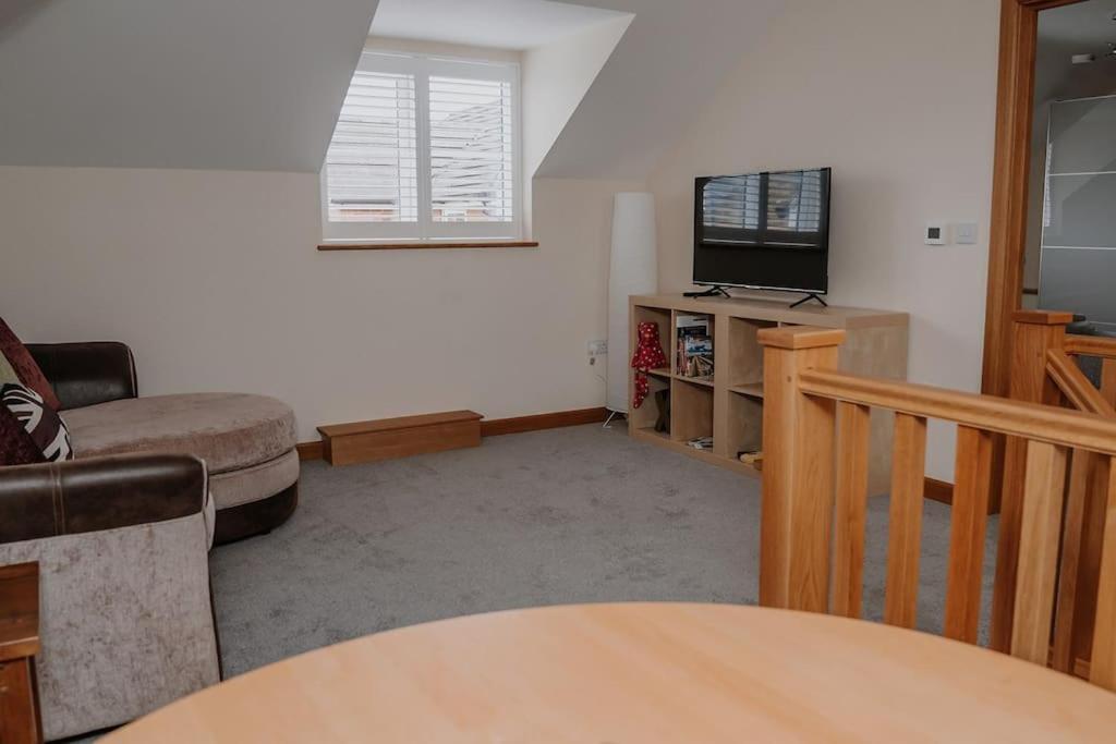 Lovely New 1 Bedroom Loft Apartment With On Drive Parking Trowbridge Bagian luar foto