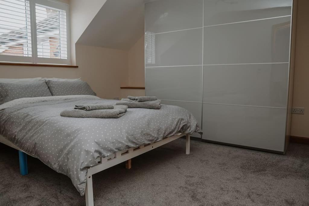 Lovely New 1 Bedroom Loft Apartment With On Drive Parking Trowbridge Bagian luar foto