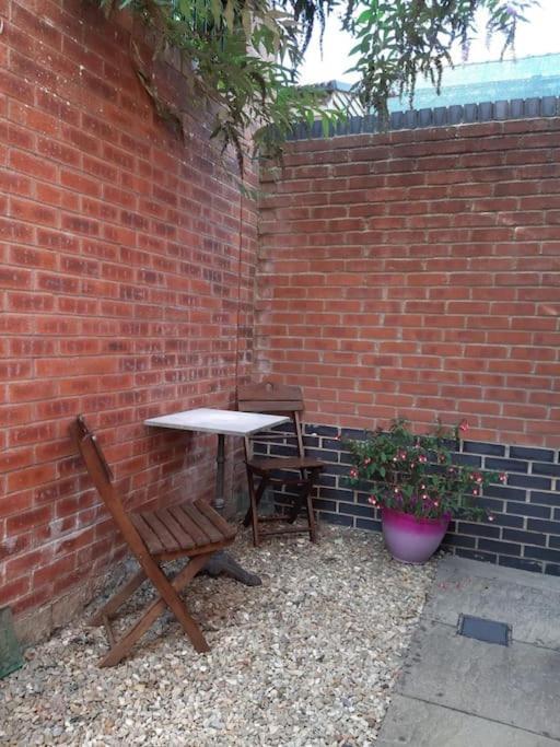 Lovely New 1 Bedroom Loft Apartment With On Drive Parking Trowbridge Bagian luar foto