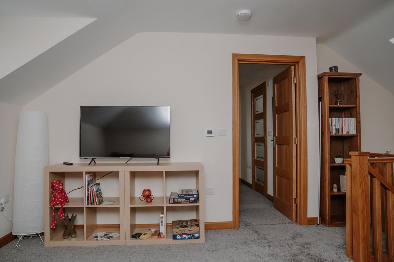 Lovely New 1 Bedroom Loft Apartment With On Drive Parking Trowbridge Bagian luar foto